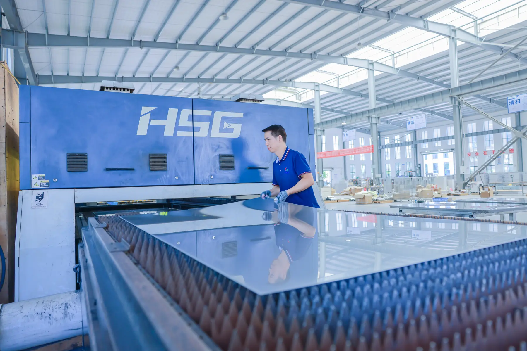 Sheet-metal cutting equipment and an operator in the Minglang workshop